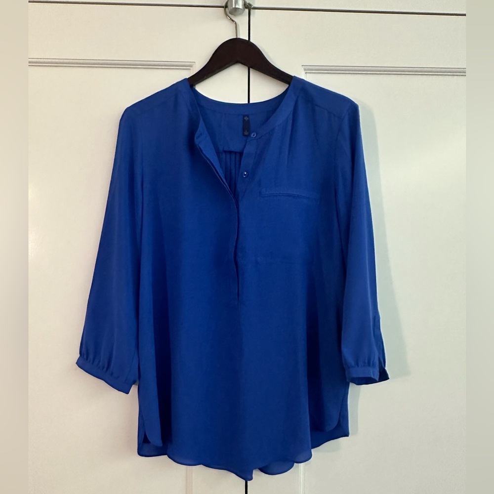 Beautiful blue shirt in good condition. Stunning fit.